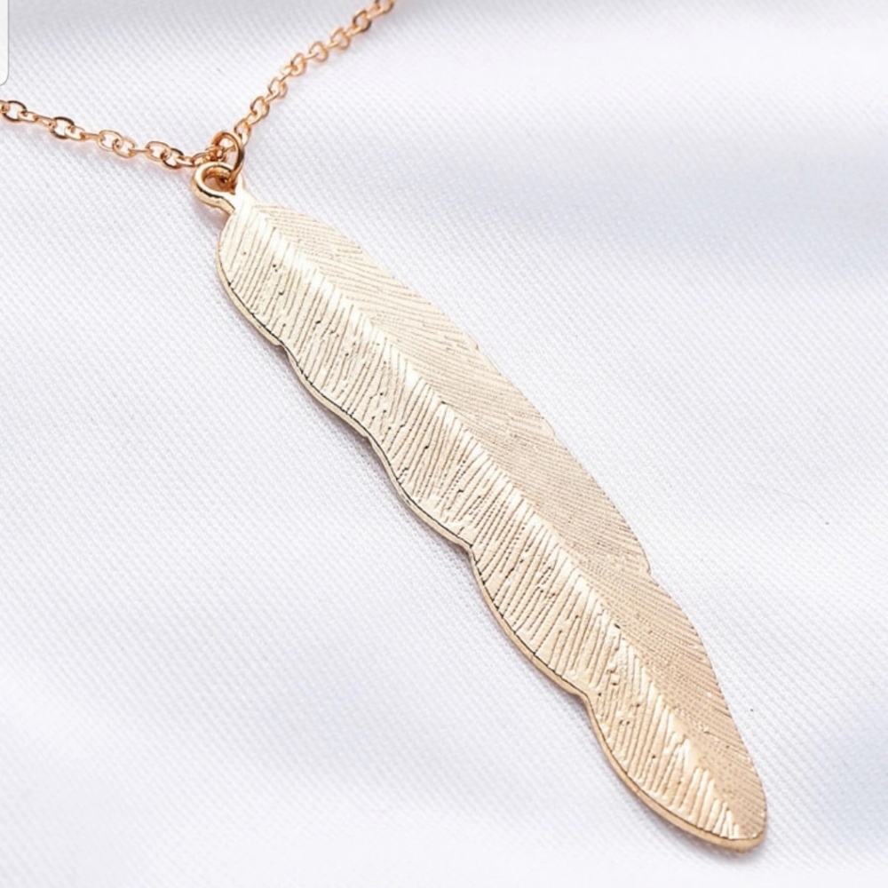 *Portia* Gold Leaf Pendant Necklace - Picture 5 of 5